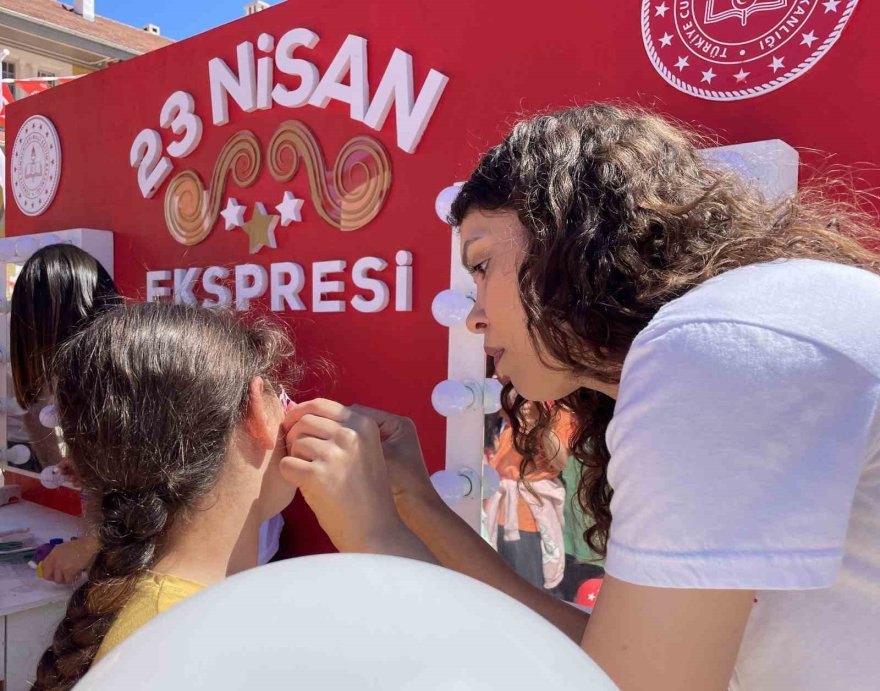 Adana’da çocukların ’23 Nisan Ekspresi’ coşkusu