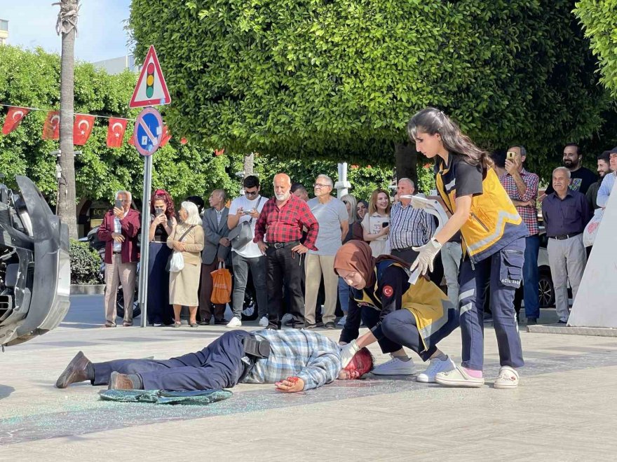 Trafik kazası tatbikatını gerçek sanıp olay yerini doldurdular