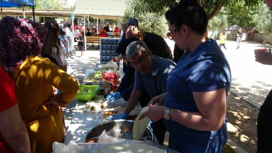 Adana’da okul bahçesinde kebap dumanları yükseldi