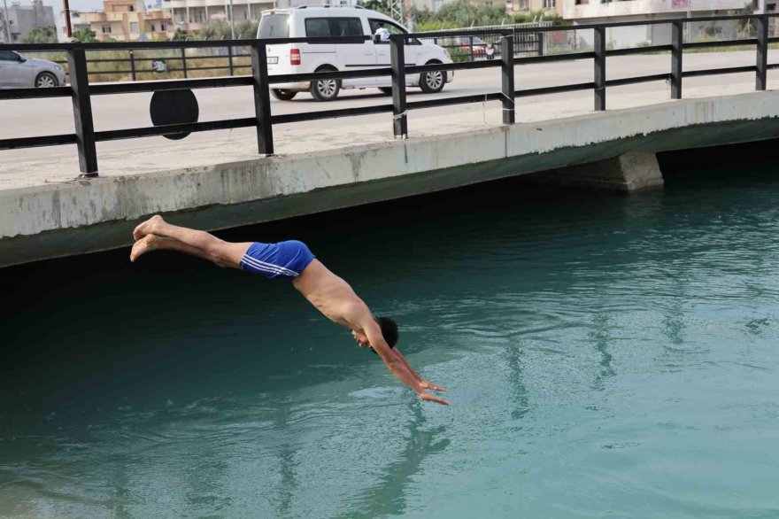 Adana’da gençlerin sulama kanallarında tehlikeli serinliği sürüyor