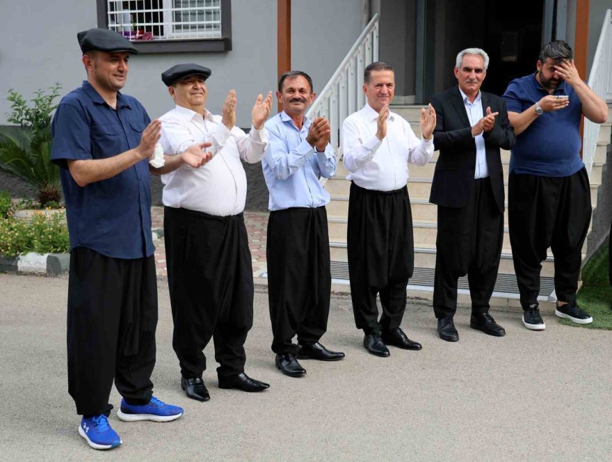 Adana şalvarının tescillenmesini davul zurna ile kutladılar