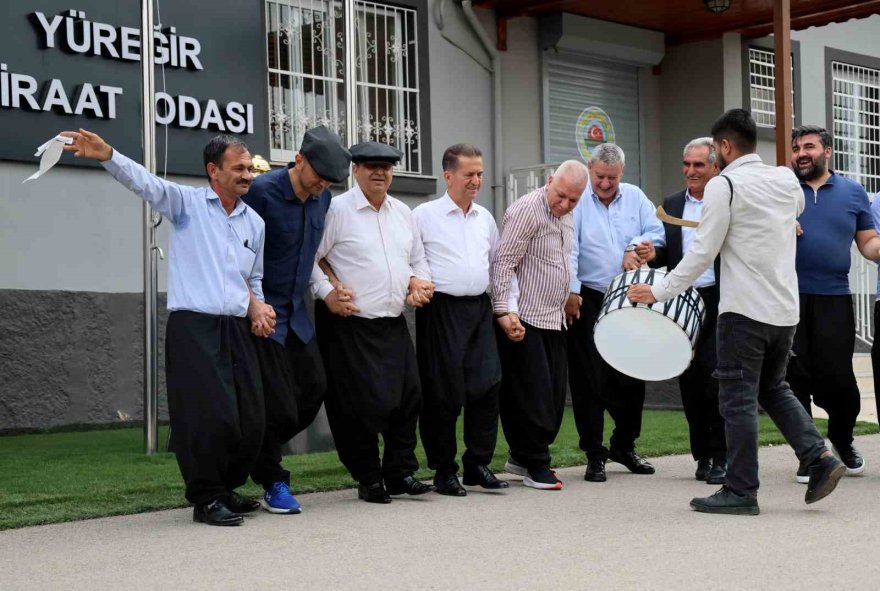 Adana şalvarının tescillenmesini davul zurna ile kutladılar