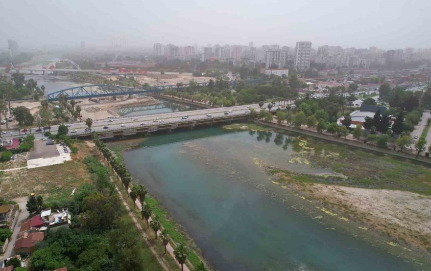 Kenti kaplayan toz bulutu dron ile görüntülendi