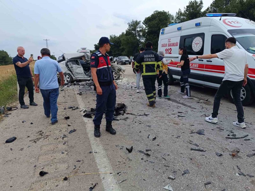 Trafik kazası sonrası ortalık savaş alanına döndü