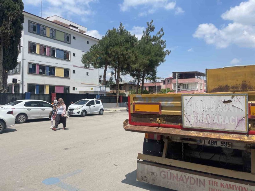 Velilerin ilkokul önünde tır sürücülüğü eğitimi isyanı