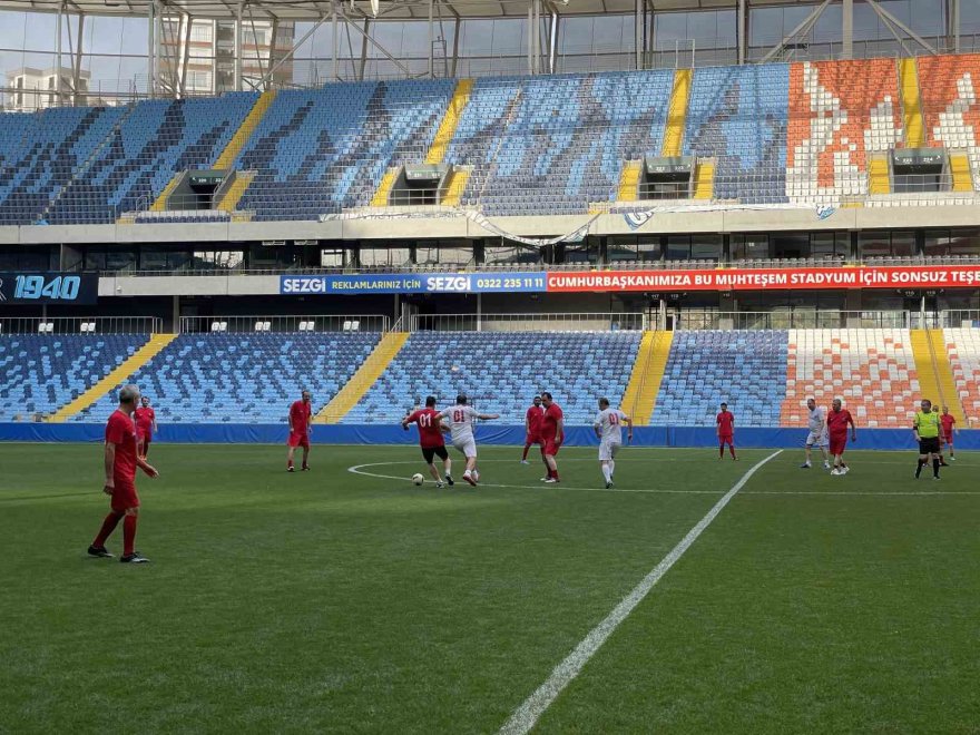 Adana’da spor basını, il protokolü ile gösteri maçında karşılaştı