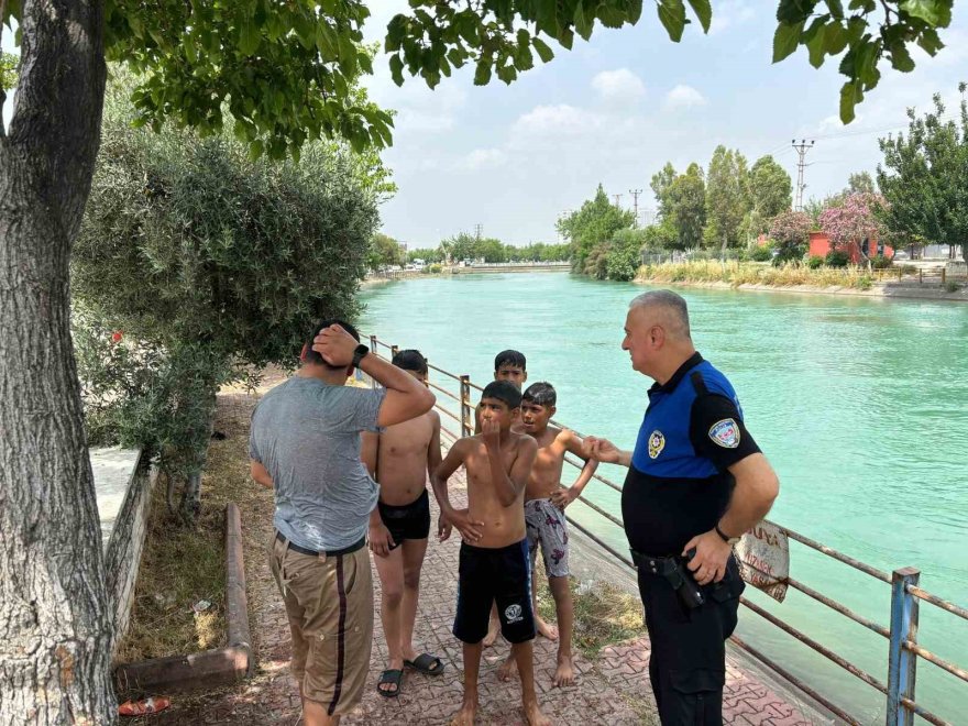 Adana’da polis sulama kanalına giren gençleri uyardı
