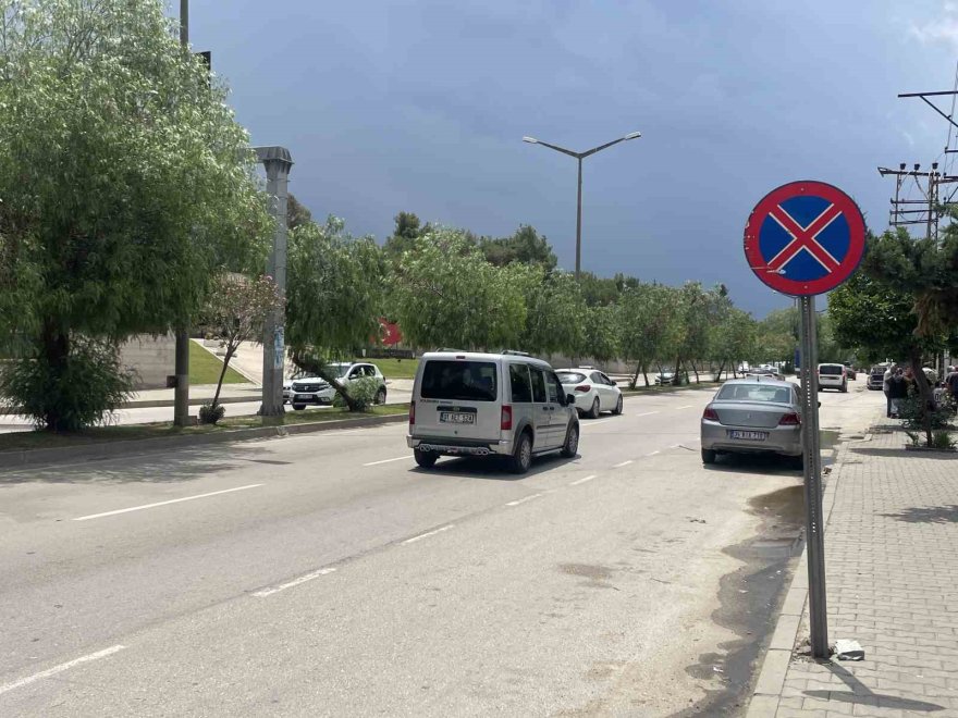 Adana’da öğretmenin öldüğü yola mahalleli üst geçit istiyor