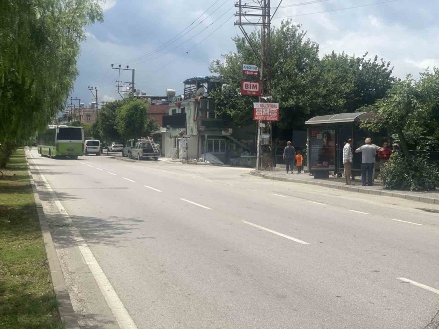 Adana’da öğretmenin öldüğü yola mahalleli üst geçit istiyor