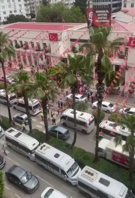 Adana’da güzergahı başka kooperatifle paylaştırılan dolmuşçular kontak kapattı