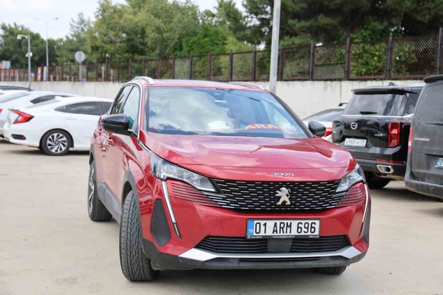 Sıfır kilometre aldığı Peugeot jip boyalı çıktı