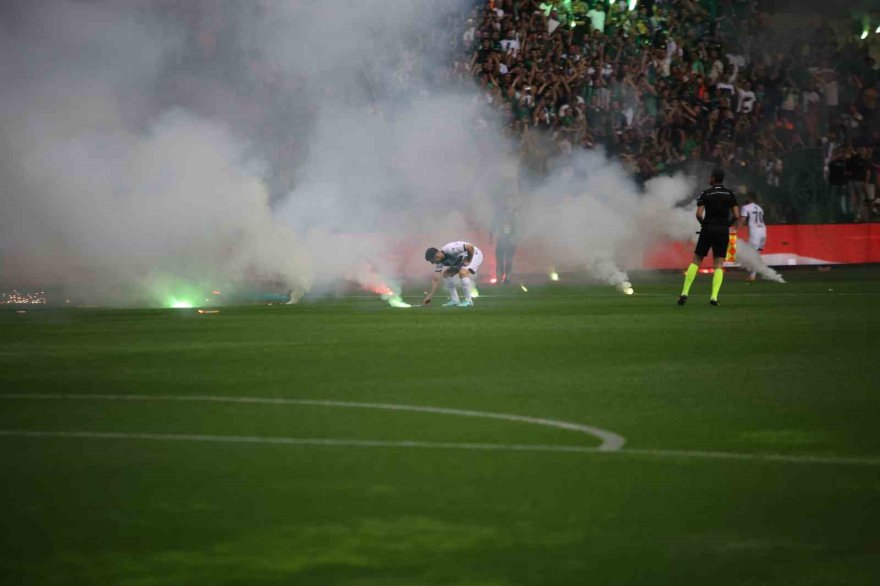 Sakaryaspor-Bodrum FK maçında meşaleyi stada sokan 2 kişi gözaltına alındı