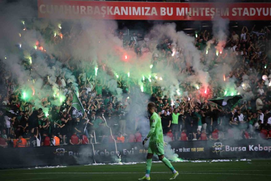 Sakaryaspor-Bodrum FK maçında meşaleyi stada sokan 2 kişi gözaltına alındı