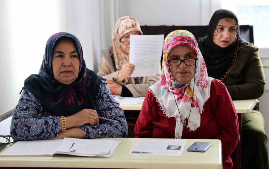 Yaşlı teyzelerin okuma yazma azmi