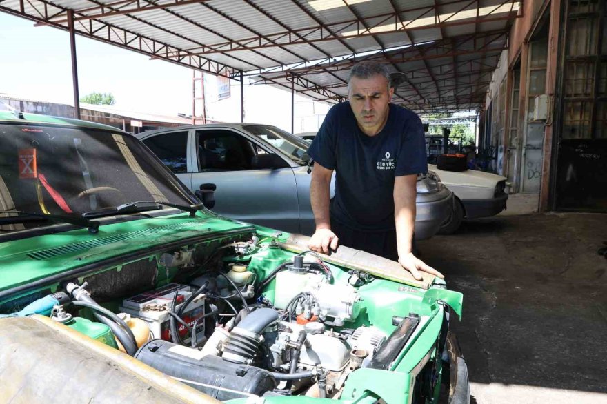 Adana sıcağına dayanamayan vatandaşlar eski araçlarına ev tipi klima taktırıyor