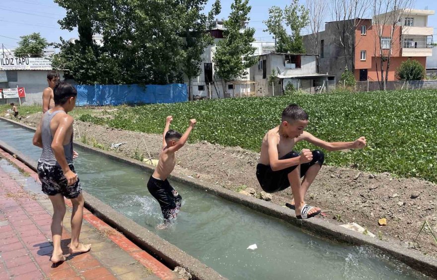 Adana’da şemsiye bu sefer sıcaktan korudu