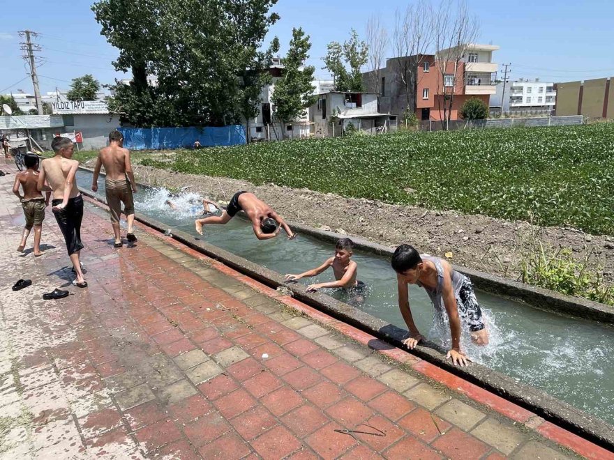 Adana’da şemsiye bu sefer sıcaktan korudu