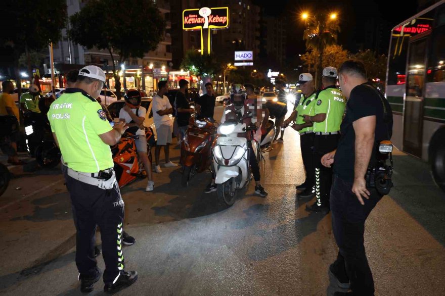 Adana’da trafik magandaları ceza yağmuruna tutuldu: 462 bin 800 TL para cezası uygulandı