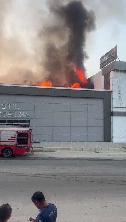 Adana’da mobilya imalathanesinde yangın