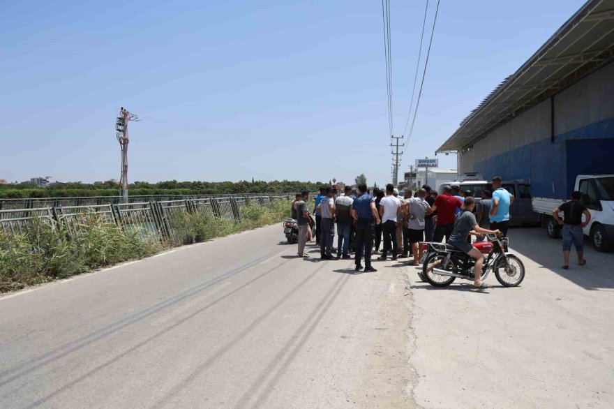 Kanala atlayan eşini kurtarmak isterken suda kayboldu