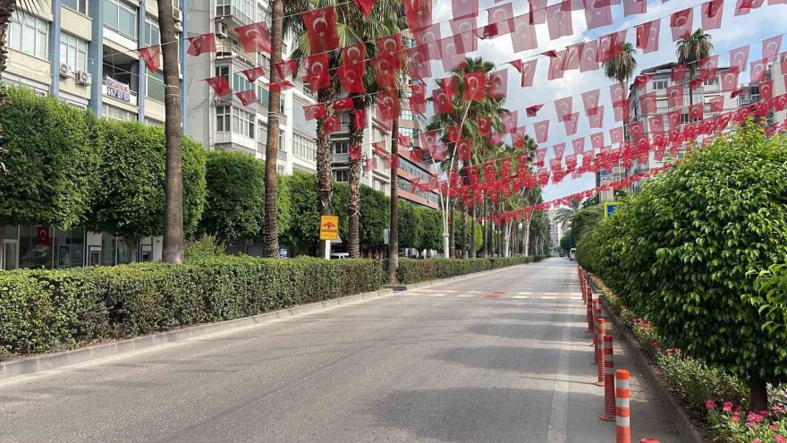 Adana’da kavuran sıcaklarla sokaklar boşaldı, kentteki sakinlik vatandaşı memnun etti