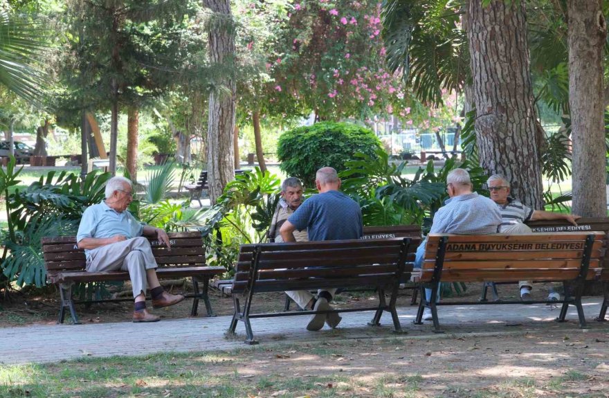 Adana’da sıcaklık çocukları oyunlarından etti