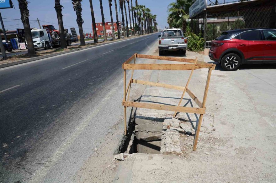 Önce etrafı kontrol etti, sonra mazgalı çaldı