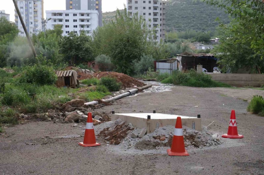 Kanalizasyon kokusunu önlemek için rögarı baza ile kapattılar