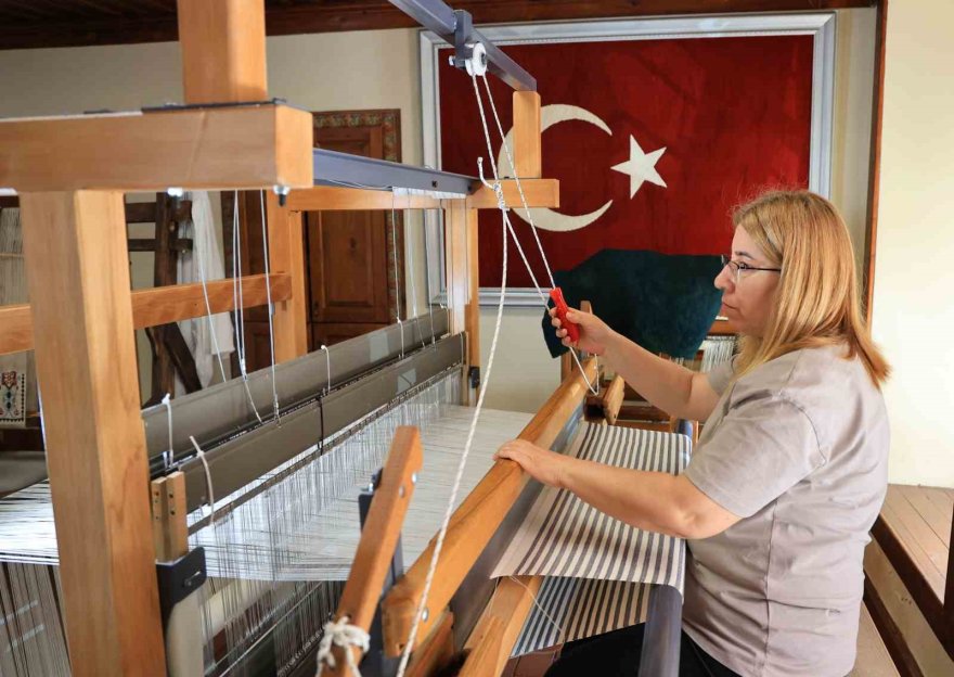 Adana Olgunlaşma Enstitüsü Dokuma Atölyesi’nde unutulmaya yüz tutmuş dokuma kültürü canlandırılıyor