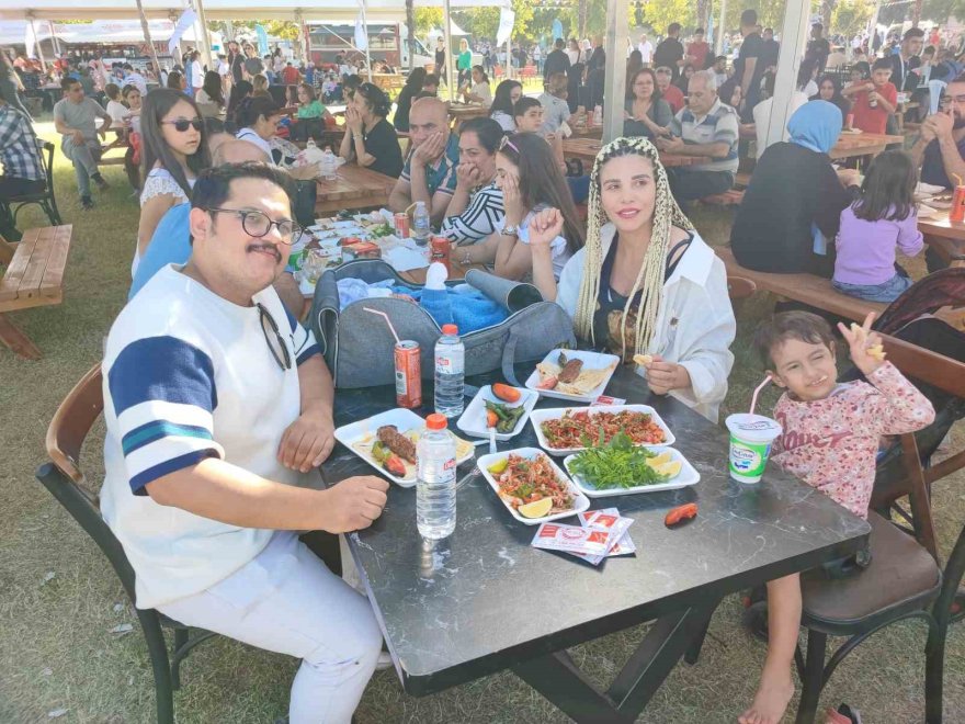 Festivalin en minik ziyaretçisi Adana kebabı ile avutuldu