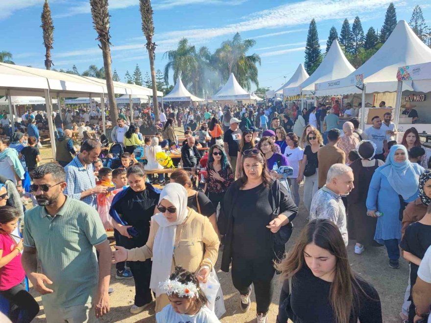 Festivalin en minik ziyaretçisi Adana kebabı ile avutuldu