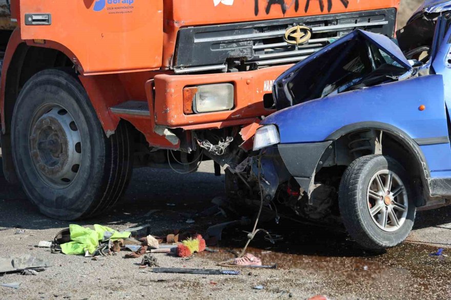 Kamyon ile otomobil çarpıştı: 1 kişi hayatını kaybetti, 1 kişi yaralandı