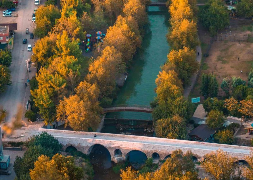 Kozan Atatürk Parkı sonbahar renklerine büründü