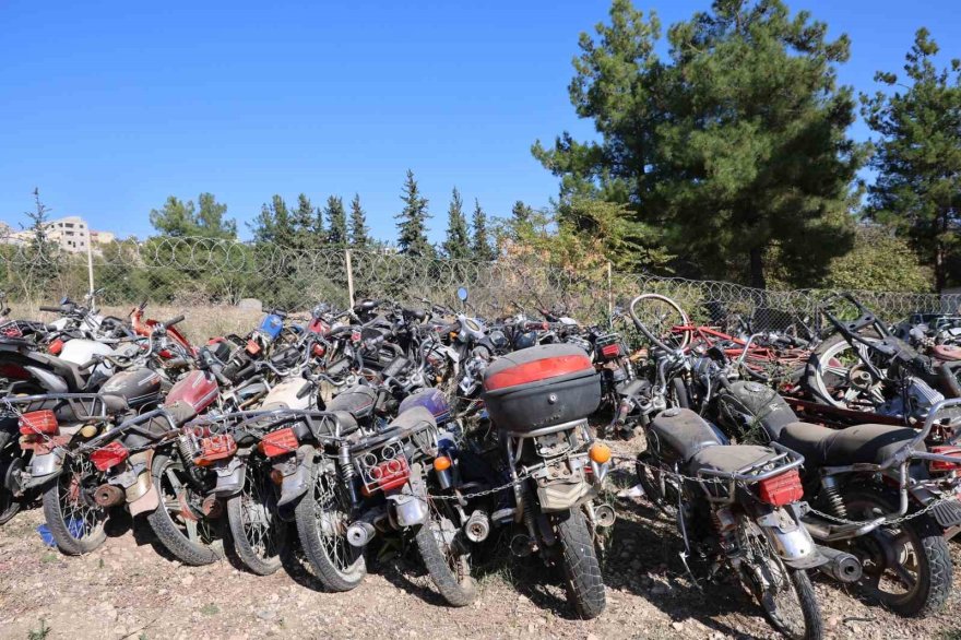 Kozan’da sahipleri tarafından alınmayan yüzlerce motosiklet ve otomobil yedieminde hurdaya dönüştü