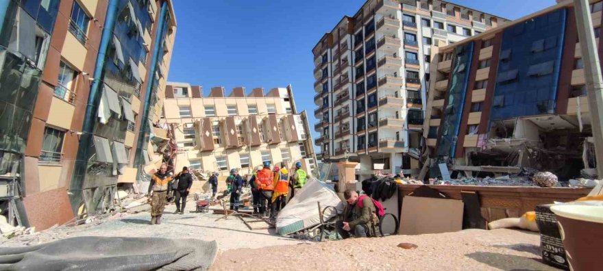 Enkazdan kurtarılan Tuba öğretmen, öğrencileriyle hayata tutundu