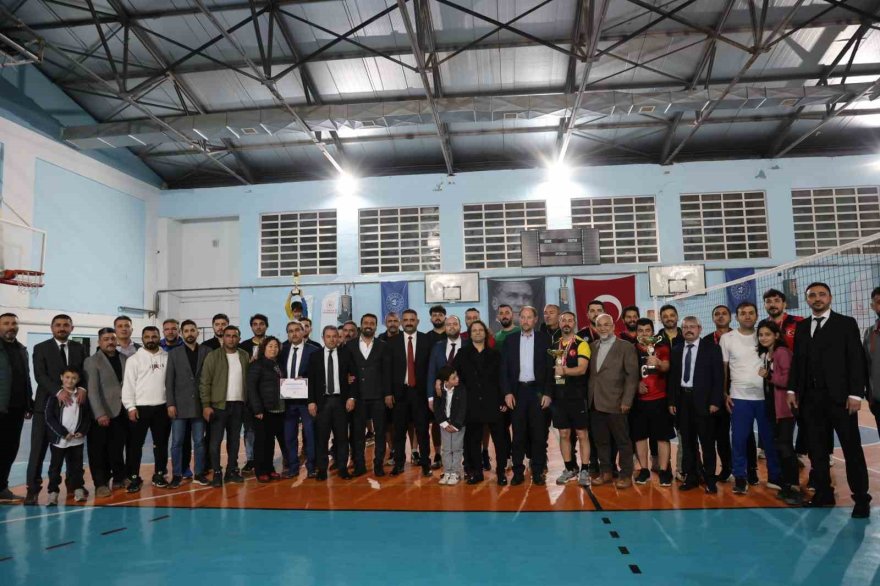 Öğretmenler voleybol turnuvasında kıyasıya mücadele etti