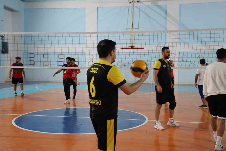 Öğretmenler voleybol turnuvasında kıyasıya mücadele etti