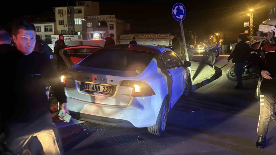 Adana’da ’Dur’ ihtarına uymayan aracı kovalayan polis ekibi kaza yaptı: 2 yaralı