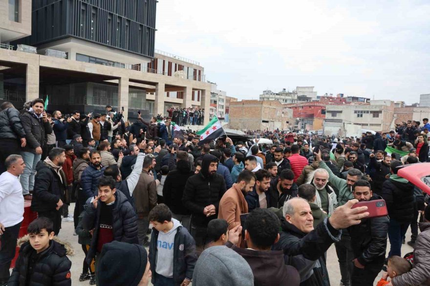 Esad ülkeyi terk etti Adana’daki Suriyeliler kutlama yaptı