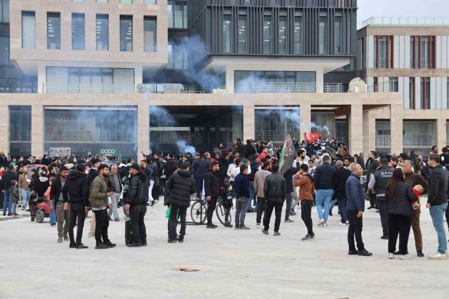 Esad ülkeyi terk etti Adana’daki Suriyeliler kutlama yaptı