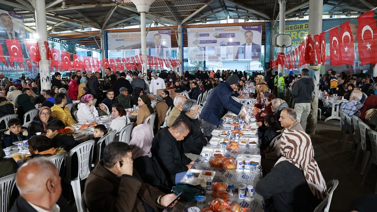 bakan-yerlikaya-ve-ak-parti-sozcusu-celik-adanada-iftara-katildi.webp